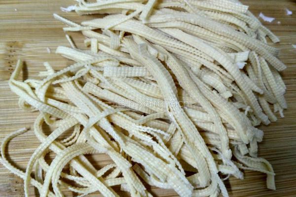 酸辣白菜豆皮丝的做法图解2