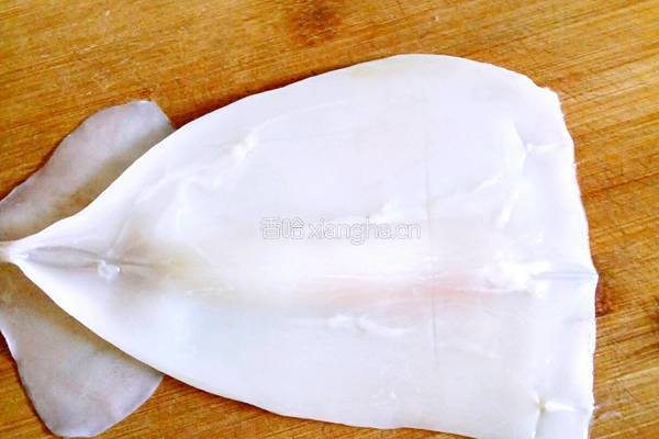 韭菜炒鱿鱼的做法图解1