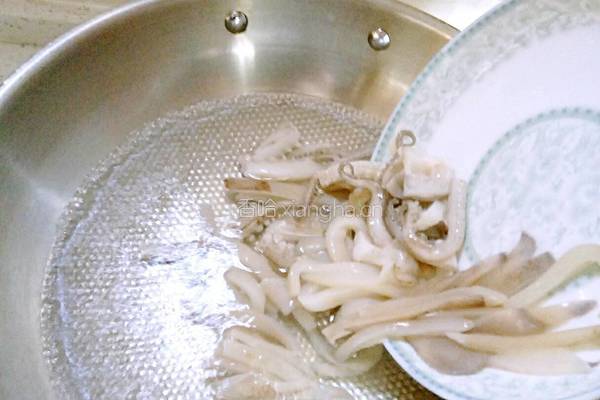 韭菜炒鱿鱼的做法图解2