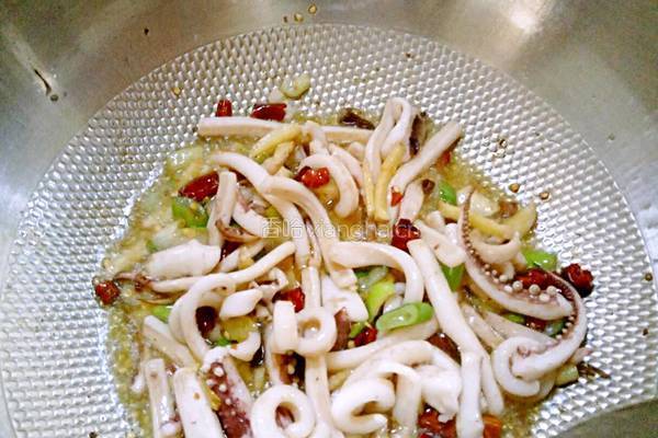 韭菜炒鱿鱼的做法图解4