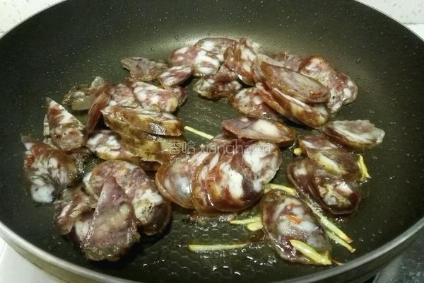 胡萝卜炒腊肠的做法图解4