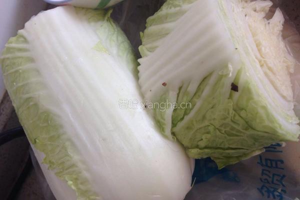 猪肉木耳白菜饺子的做法图解1