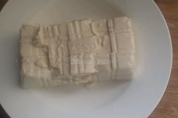 皮蛋豆腐的做法图解1