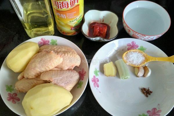 红腐乳焖土豆鸡翅中的做法图解1