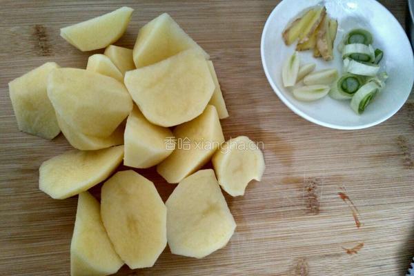 红腐乳焖土豆鸡翅中的做法图解7