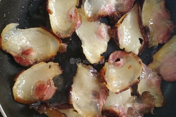 野藜蒿炒乡里腊肉的做法图解7