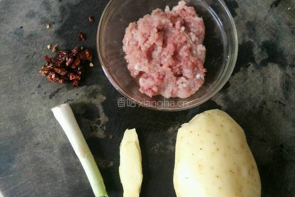 肉末土豆丁的做法图解1