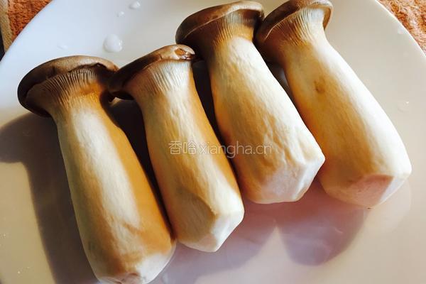 干煸手撕杏鲍菇的做法图解1