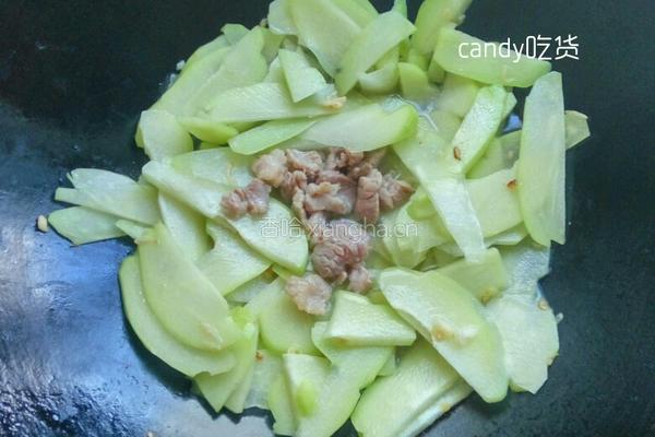瘦肉炒佛手瓜片的做法图解8