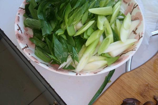 蒜苗炒腊肉的做法图解1