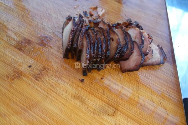 蒜苗炒腊肉的做法图解2