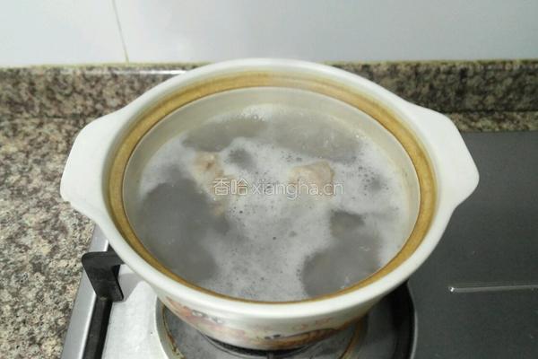 淮山枸杞汤的做法图解2