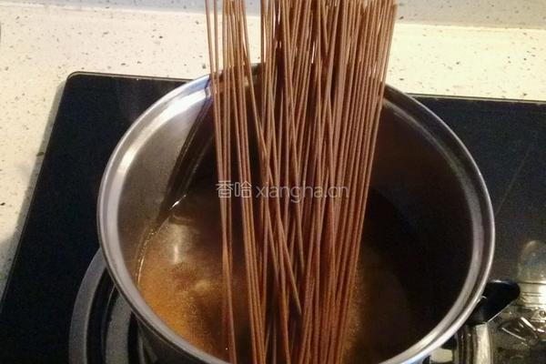 雪菜肉末荞麦面的做法图解2