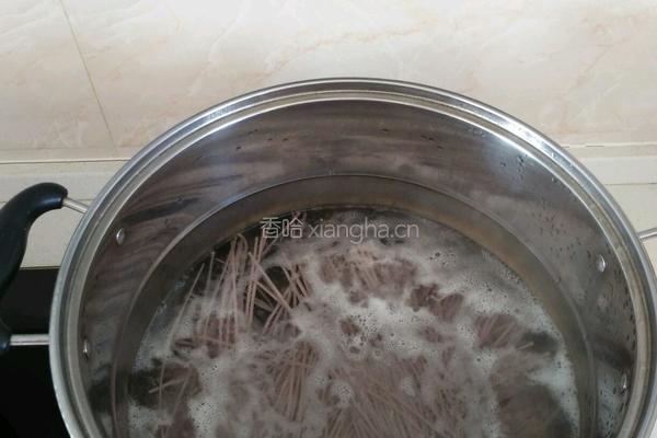 肉酱拌荞麦面条的做法图解2
