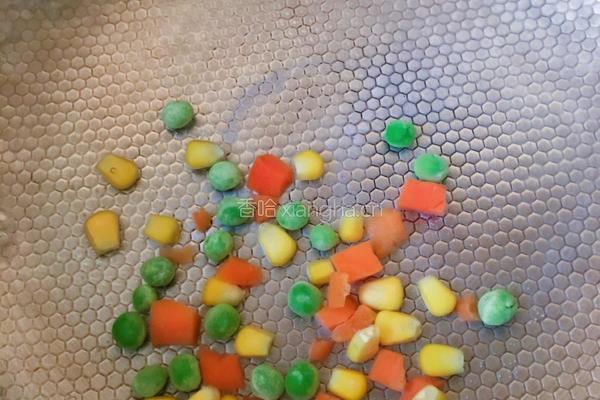 三丁虾仁鸡蛋饼的做法图解2
