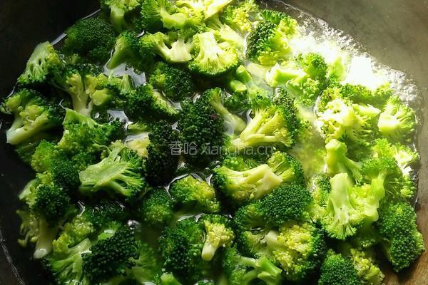 西兰花炒肉的做法图解2