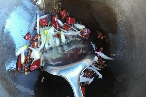 蒜苗炒肉的做法图解4