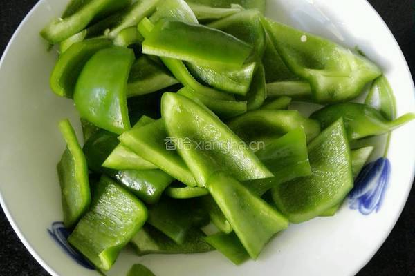 青椒炒鸡蛋的做法图解1