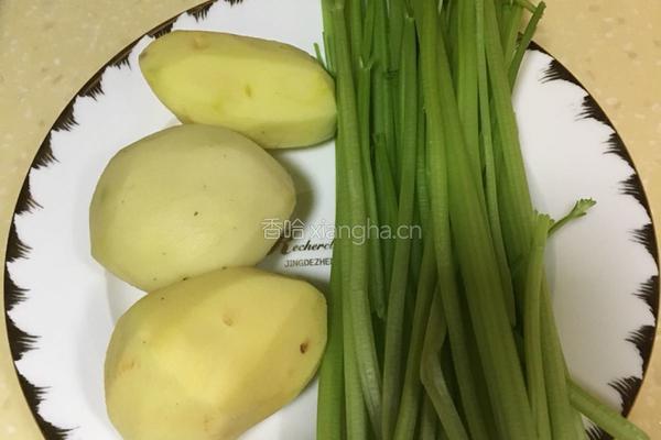 芹菜炒土豆丝的做法图解1