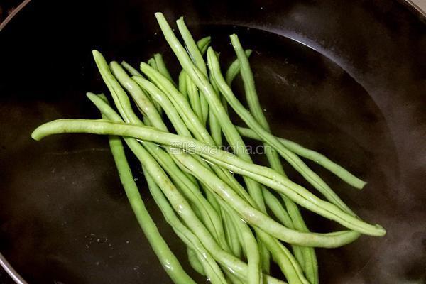 咸蛋炒四季豆的做法图解2