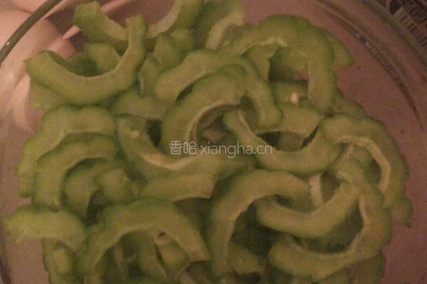 苦瓜炒蛋的做法图解1