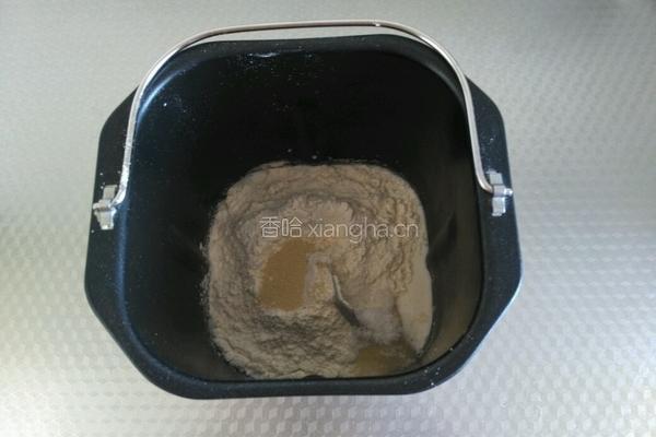 番茄酱版~培根红肠披萨〔9寸〕的做法图解2