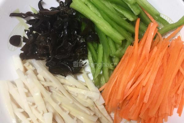 酸甜鱼香肉丝的做法图解2