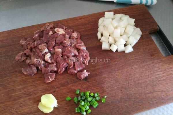 清汤牛肉炖萝卜的做法图解1