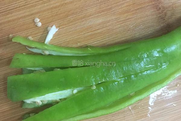 辣椒炒鸡蛋的做法图解1
