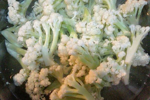 有机菜花炒肉的做法图解2