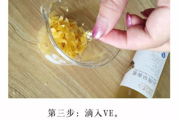 纯手工天然蜂蜜润唇膏的做法图解3
