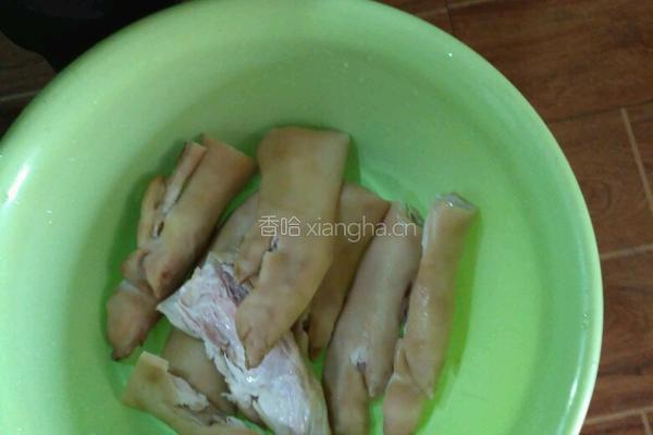 卤猪脚的做法图解1