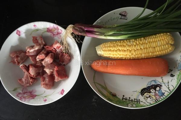 胡萝卜玉米排骨汤的做法图解1