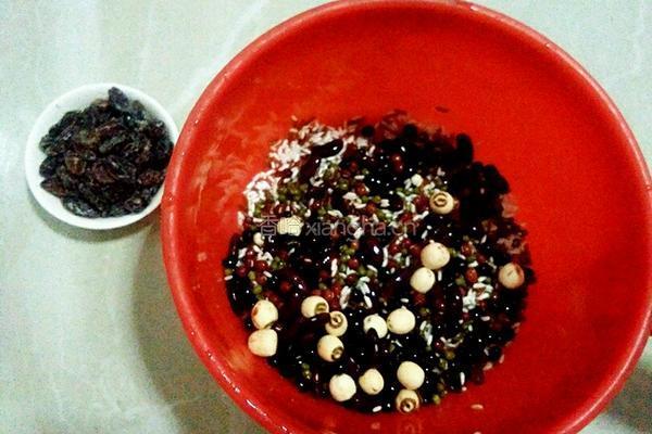 葡萄干版八宝粥的做法图解2