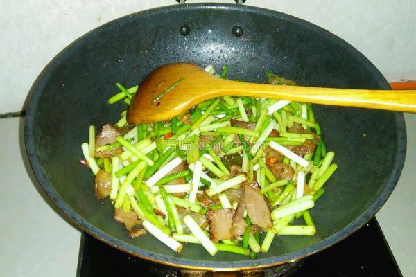 蒜苔炒腊肉的做法图解4