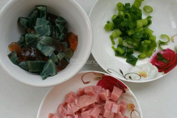 皮蛋火腿粥的做法图解3