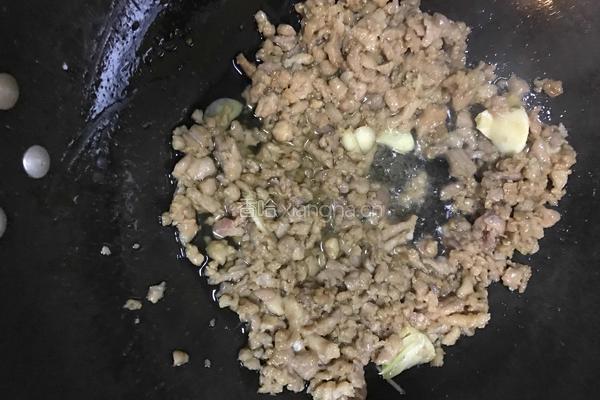 青椒肉粒炒饭的做法图解5