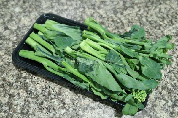 清炒芥兰的做法图解1