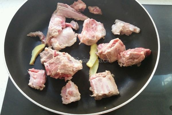 家常排骨黄豆煲的做法图解2