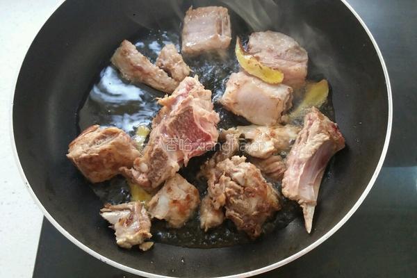 家常排骨黄豆煲的做法图解3