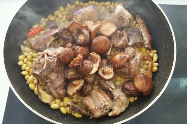 家常排骨黄豆煲的做法图解6