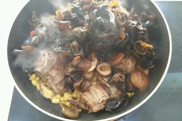 家常排骨黄豆煲的做法图解7