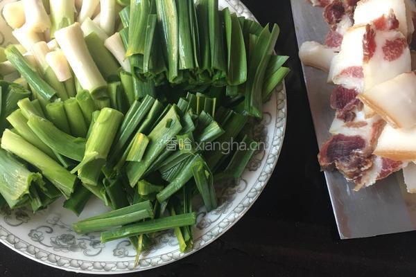 大蒜炒腊肉的做法图解1