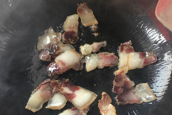 大蒜炒腊肉的做法图解3