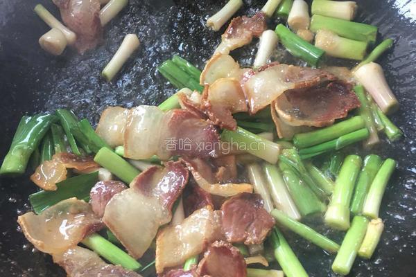 大蒜炒腊肉的做法图解4