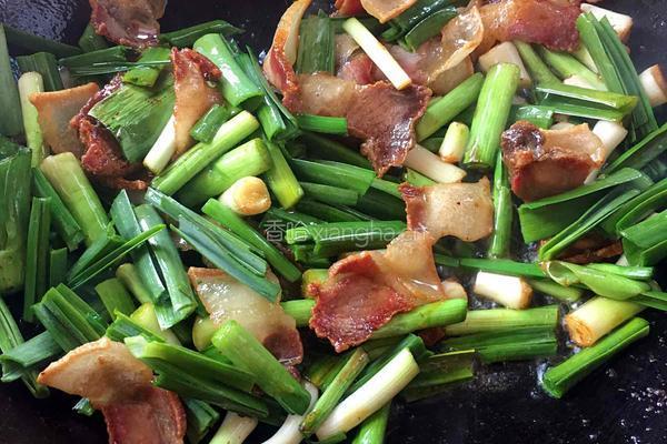 大蒜炒腊肉的做法图解5