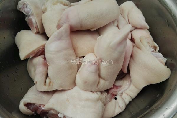 卤猪蹄的做法图解1