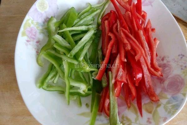 青红椒炒肉丝的做法图解2