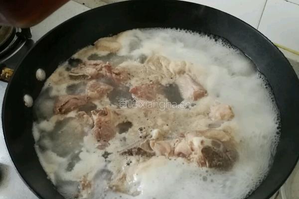 红萝卜玉米骨头汤的做法图解4