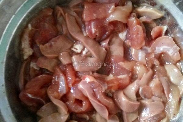猪腰炒麦豆的做法图解2